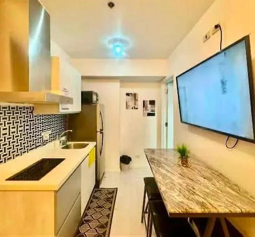 Dins Azure Staycation 2,500 Free 1hr Massage 아파트호텔 마닐라